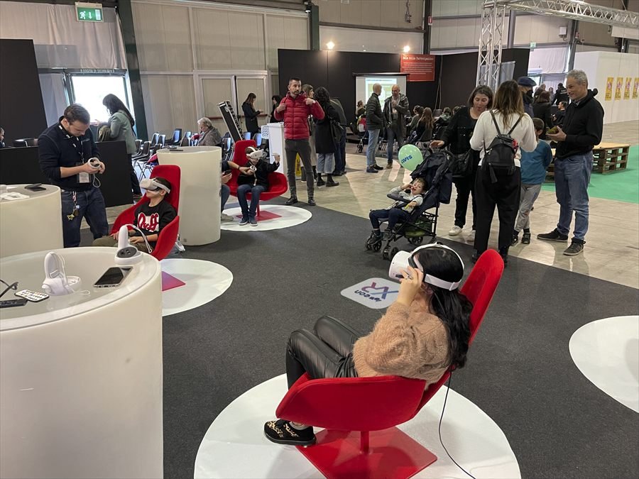 Visitors exploring the human cell in VR at Umbria Fiere